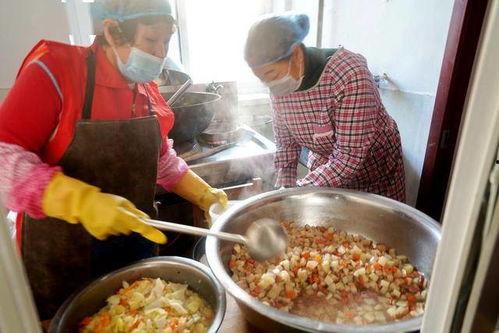 关爱老人吃瓜,共享瓜果时光——温馨养老生活新篇章”